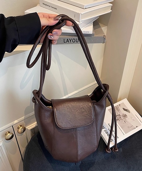 LA VORAGINE（ラ ヴォラジネ）の「オイルレザー バケットバッグ レディース 3 色 ショルダー / アンダー兼用（ショルダーバッグ・レディース・BROWN/C/Black・FREE）」の6枚目の写真