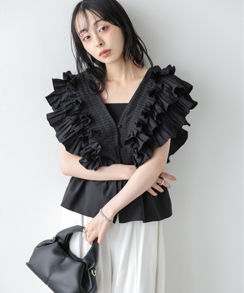 AMELY（エミリー）の「ラッフルフリル Ｖネックブラウス（シャツ/ブラウス・レディース・ホワイト/ブラック・フリー）」の4枚目の写真