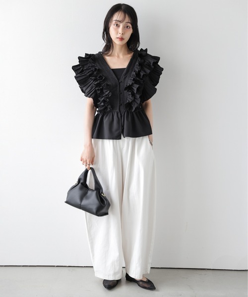 AMELY（エミリー）の「ラッフルフリル Ｖネックブラウス（シャツ/ブラウス・レディース・ホワイト/ブラック・フリー）」の6枚目の写真