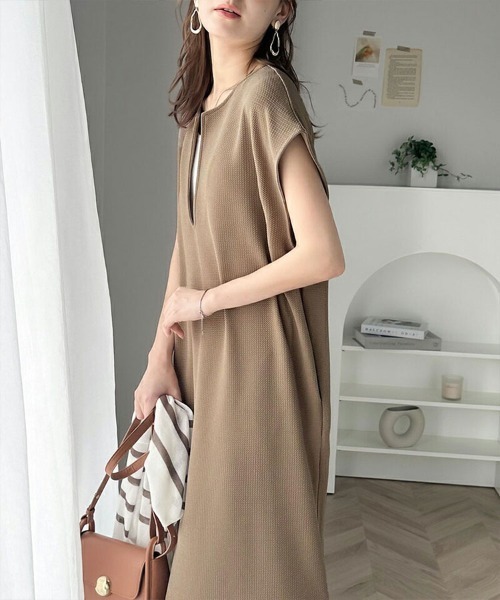 Flugge(フラッジー)の「Vネックロングワンピース(ワンピース・レディース・ブラウン/ブラック・MEDIUM/LARGE)」の2枚目の写真