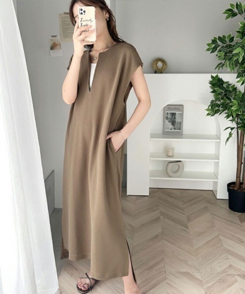 Flugge(フラッジー)の「Vネックロングワンピース(ワンピース・レディース・ブラウン/ブラック・MEDIUM/LARGE)」の11枚目の写真