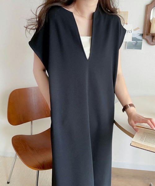Flugge(フラッジー)の「Vネックロングワンピース(ワンピース・レディース・ブラウン/ブラック・MEDIUM/LARGE)」の6枚目の写真
