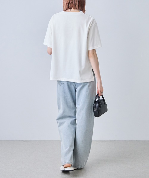 each(イーチ)の「【UVカット・接触冷感・汗染み防止】サイドスリットロゴTシャツ(Tシャツ/カットソー・レディース・ホワイト/ブラック・FREE)」の3枚目の写真