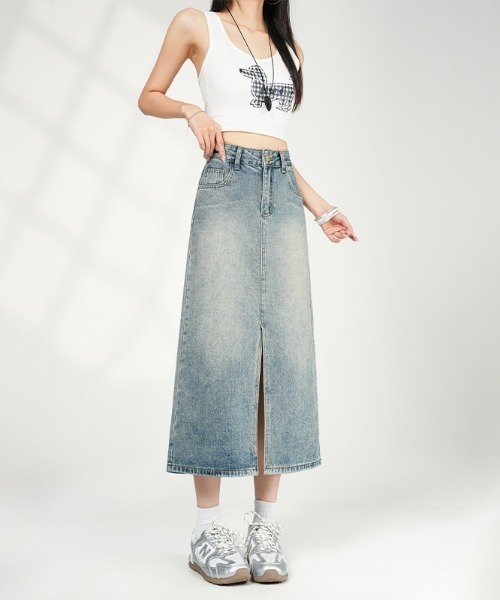 LUCPY(ラクピー)の「フロントスリットデニムロングスカート(スカート・レディース・ブルー・LARGE/MEDIUM/SMALL/X-SMALL)」の1枚目の写真