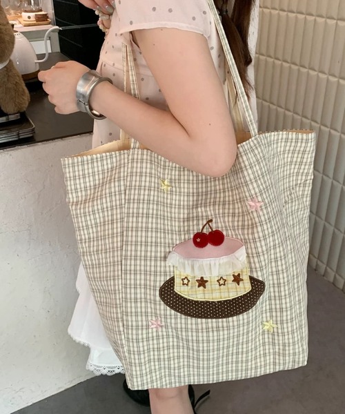 Sibra(シブラ)の「2WAY リバーシブルチェック柄ケーキモチーフトートバッグ A4サイズ収納可(トートバッグ・レディース・ベージュ/ブルー/カーキ・F)」の2枚目の写真