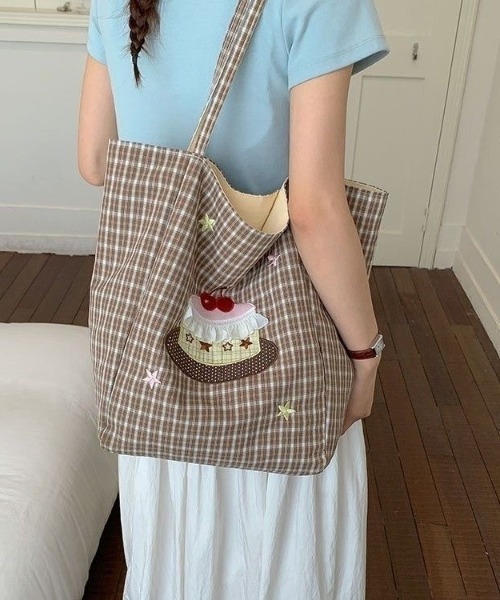 Sibra(シブラ)の「2WAY リバーシブルチェック柄ケーキモチーフトートバッグ A4サイズ収納可(トートバッグ・レディース・ベージュ/ブルー/カーキ・F)」の3枚目の写真