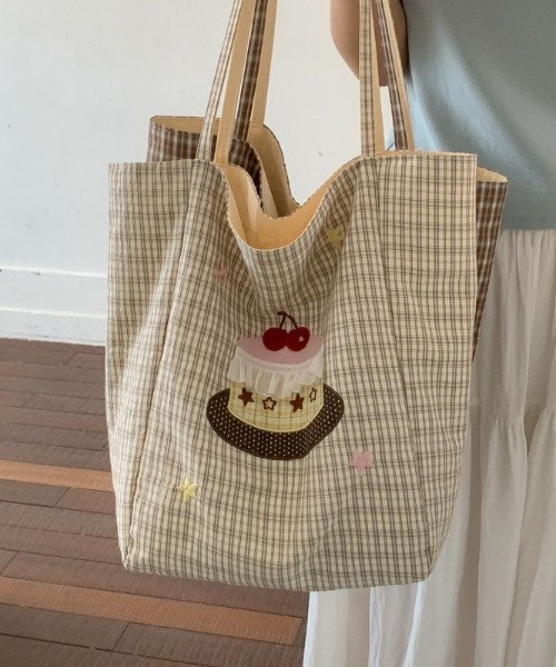 Sibra(シブラ)の「2WAY リバーシブルチェック柄ケーキモチーフトートバッグ A4サイズ収納可(トートバッグ・レディース・ベージュ/ブルー/カーキ・F)」の10枚目の写真