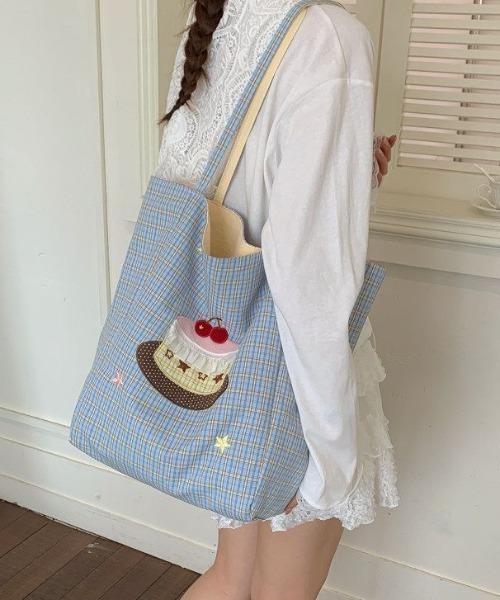 Sibra(シブラ)の「2WAY リバーシブルチェック柄ケーキモチーフトートバッグ A4サイズ収納可(トートバッグ・レディース・ベージュ/ブルー/カーキ・F)」の5枚目の写真