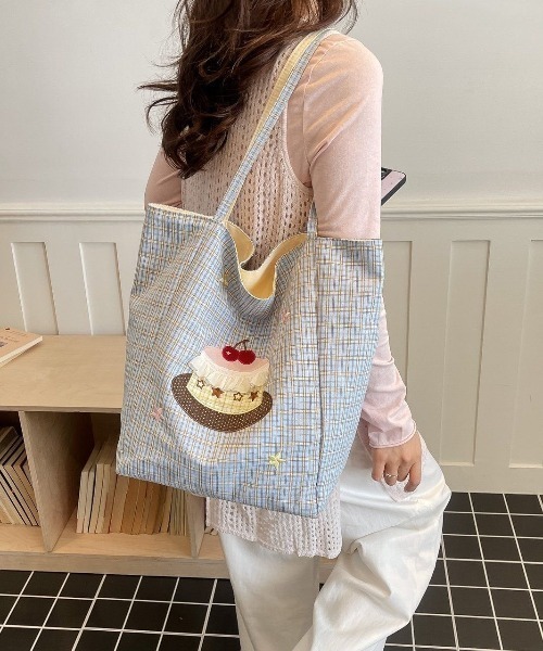 Sibra(シブラ)の「2WAY リバーシブルチェック柄ケーキモチーフトートバッグ A4サイズ収納可(トートバッグ・レディース・ベージュ/ブルー/カーキ・F)」の6枚目の写真