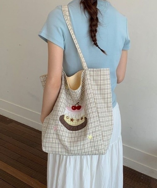 Sibra(シブラ)の「2WAY リバーシブルチェック柄ケーキモチーフトートバッグ A4サイズ収納可(トートバッグ・レディース・ベージュ/ブルー/カーキ・F)」の9枚目の写真