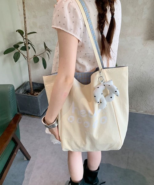 Sibra(シブラ)の「2WAY リバーシブルチェック柄ケーキモチーフトートバッグ A4サイズ収納可(トートバッグ・レディース・ベージュ/ブルー/カーキ・F)」の7枚目の写真