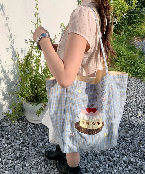 Sibra(シブラ)の「2WAY リバーシブルチェック柄ケーキモチーフトートバッグ A4サイズ収納可(トートバッグ・レディース・ベージュ/ブルー/カーキ・F)」の4枚目の写真