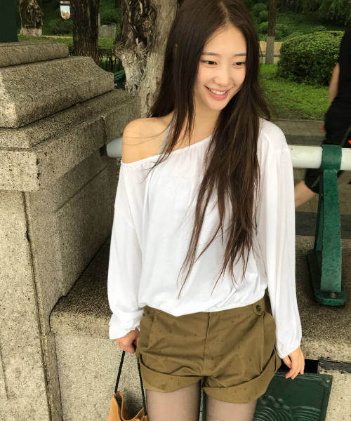LETTER FROM MOON(レターフロムムーン)の「オフセットボタンコーデュロイパンツ(ブラウン)(その他パンツ・レディース・その他・MEDIUM/SMALL)」の2枚目の写真