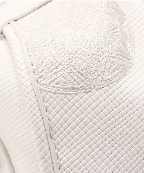 Desigual（デシグアル）の「「Desigual/デシグアル」刺繍入りボストンバッグ（ボストンバッグ・レディース・ホワイト×ブラック・ONE SIZE）」の11枚目の写真