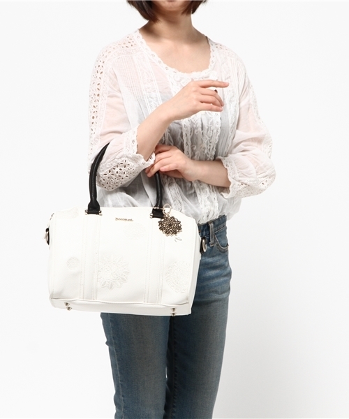 Desigual（デシグアル）の「「Desigual/デシグアル」刺繍入りボストンバッグ（ボストンバッグ・レディース・ホワイト×ブラック・ONE SIZE）」の5枚目の写真