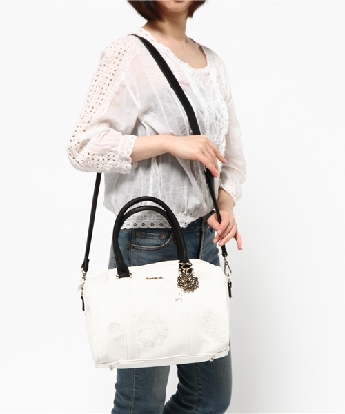 Desigual（デシグアル）の「「Desigual/デシグアル」刺繍入りボストンバッグ（ボストンバッグ・レディース・ホワイト×ブラック・ONE SIZE）」の6枚目の写真