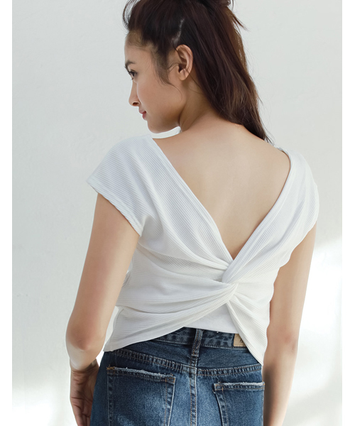 Re:EDIT（リエディ）の「[表情豊かなワッフル地を採用した女っぽトップス。]バックツイストワッフルトップストップス/ニットトップス[リエディ]（ニット/セーター・レディース・オレンジ/オフホワイト/ブラック・MEDIUM/LARGE）」の2枚目の写真