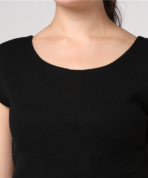 Re:EDIT（リエディ）の「[表情豊かなワッフル地を採用した女っぽトップス。]バックツイストワッフルトップストップス/ニットトップス[リエディ]（ニット/セーター・レディース・オレンジ/オフホワイト/ブラック・MEDIUM/LARGE）」の4枚目の写真