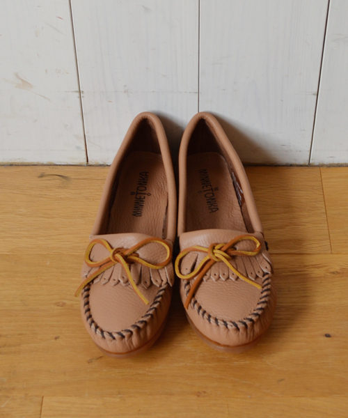 SHIPS for women（シップスフォーウィメン）の「MINNETONKA:モカシン（モカシン/デッキシューズ・レディース・キャメル/ホワイト・37/36/38/35）」の2枚目の写真