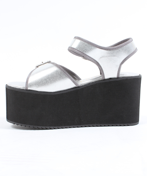 WEGO（ウィゴー）の「WEGO/厚底メタルサンダル（サンダル・レディース・ホワイト/シルバー・23.5/24.5）」の3枚目の写真