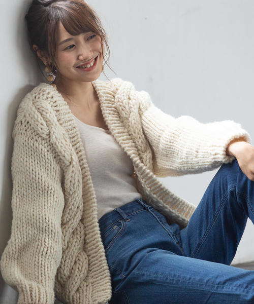 coen(コーエン)の「【ムック本掲載】ハンドニットケーブルカーディガン(カーディガン/ボレロ・レディース・オフホワイト/グレー・FREE)」の3枚目の写真