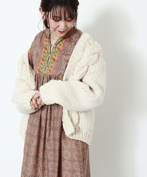 coen(コーエン)の「【ムック本掲載】ハンドニットケーブルカーディガン(カーディガン/ボレロ・レディース・オフホワイト/グレー・FREE)」の20枚目の写真
