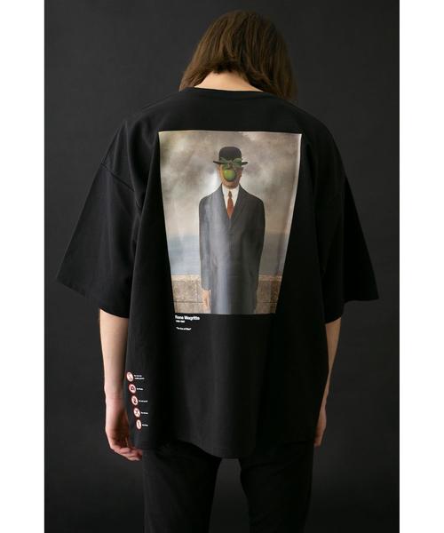MONKEY TIME(モンキータイム)の「<RENE MAGRITTE>Directed by <monkey time> SON OF MAN T/Tシャツ(Tシャツ/カットソー・メンズ・ブラック・2/3/1)」の1枚目の写真