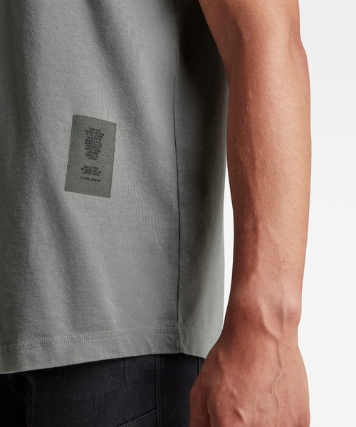 G-STAR（ジースター）の「C&S BACK MULTI GRAPHIC LOOSE T-SHIRT/ビッグシルエット/オーバーサイズ（Tシャツ/カットソー・メンズ・ホワイト/チャコールグレー・SMALL/MEDIUM/LARGE/X-LARGE/X-SMALL/XX-SMALL）」の8枚目の写真