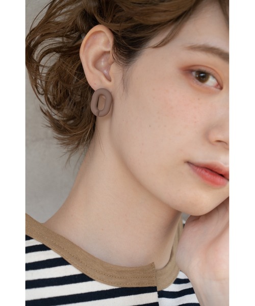 CHACO (FLOWER ACCESSORY)(チャコ)の「CHACO/Oピアス(ピアス(両耳用)・レディース・ベージュ/ブラウン・FREE)」の5枚目の写真