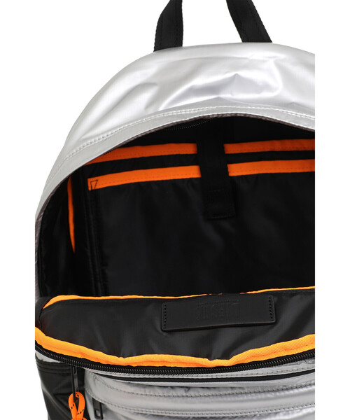 DIESEL（ディーゼル）の「メンズ コーテッドナイロン バックパック リュック（バックパック/リュック・メンズ・シルバー・UNI）」の9枚目の写真