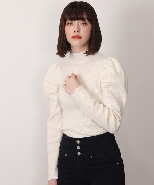 LOUISE ODIER(ルイーズオディール)の「ハイネックパワーショルダーニット(ニット/セーター・レディース・ホワイト/ブラック/グレイッシュベージュ・MEDIUM)」の2枚目の写真