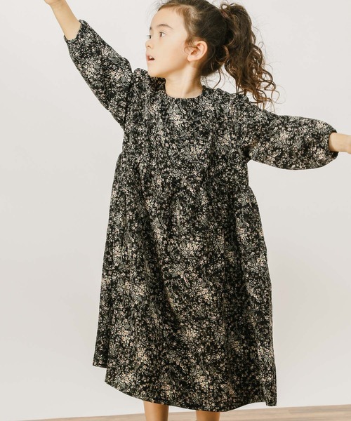 BAYFLOW（ベイフロー）の「[KIDS]ガーリースモックワンピ（ワンピース・キッズ・ブラック/ベージュ・110cm/120cm/130cm/140cm/100cm）」の2枚目の写真