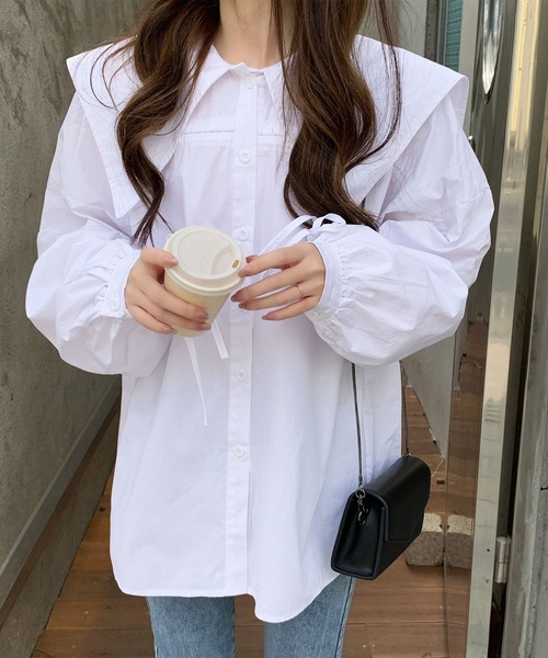 me+em select（ミームセレクト）の「シャーリングビッグカラーギャザーブラウス《NEWカラー3色追加！ 》（シャツ/ブラウス・レディース・ホワイト/ブラック/ブラウン/ブルー/グリーン/コーラルピンク・FREE）」の2枚目の写真