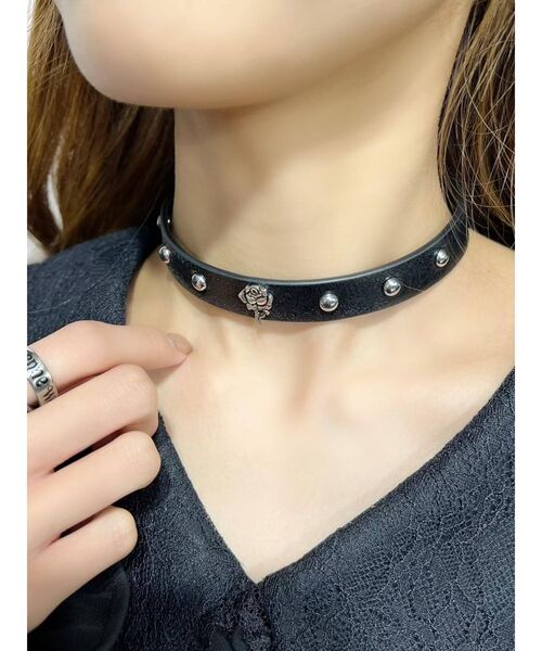 EATME（イートミー）の「クロスローズフェイクレザーチョーカー（チョーカー・レディース・ブラック・FREE）」の4枚目の写真