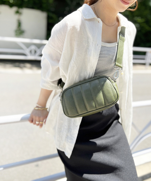 AULENTTI（オウレンティ）の「【AULENTTI/オウレンティ】キルトレザーショルダーバッグ（ショルダーバッグ・レディース・ネイビー/グリーン・FREE）」の2枚目の写真