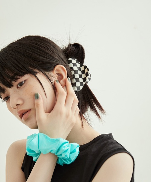 ADAM ET ROPE'(アダムエロペ)の「アクセサリーバッグ(シュシュ・ヘアクリップセット)(ハンドバッグ・レディース・イエロー/レッド/ターコイズブルー/グレー・FREE)」の3枚目の写真