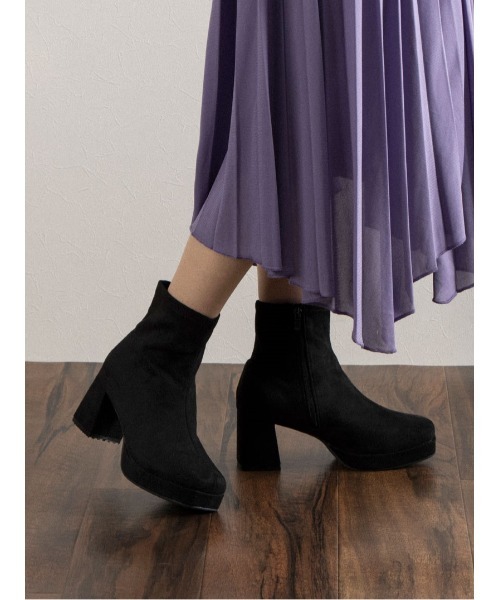 Realta（レアルタ）の「Realta(レアルタ)スクエアートゥストレッチアッパーショートブーツ（ブーツ・レディース・ブラック/ダークブラウン/ホワイト/ブラック系その他・S/M/L/LL）」の3枚目の写真