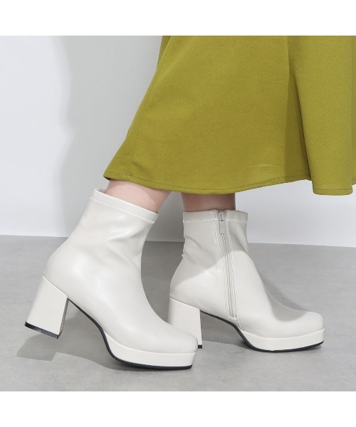 Realta（レアルタ）の「Realta(レアルタ)スクエアートゥストレッチアッパーショートブーツ（ブーツ・レディース・ブラック/ダークブラウン/ホワイト/ブラック系その他・S/M/L/LL）」の5枚目の写真