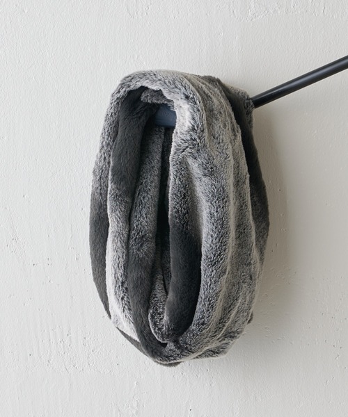 Lui's(ルイス)の「グラデーションスヌード(ネックウォーマー/スヌード・メンズ・オフホワイト/ブラック・FREE)」の4枚目の写真