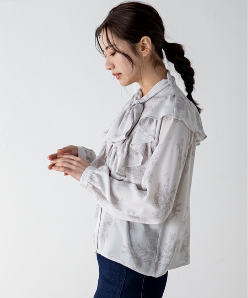 MILLION CARATS(ミリオンカラッツ)の「襟のリボンとフリルが女性らしく、リボンは付け外しが可能!全体にあしらったトワルドジェイ柄がフェミニンなブラウス(シャツ/ブラウス・レディース・グレー/ピンク・FREE)」の19枚目の写真