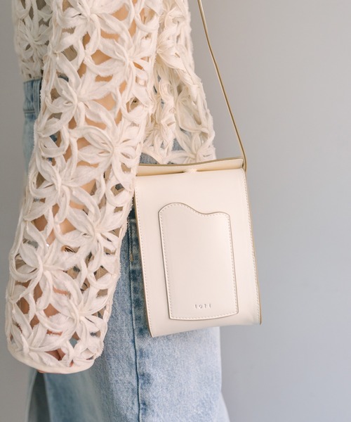 loti(ロティ)の「loti ビーンズポケットショルダー(ショルダーバッグ・レディース・ゴールド/オフホワイト/ブラック・ONE SIZE)」の2枚目の写真