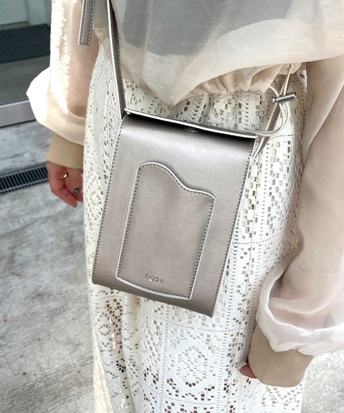 loti(ロティ)の「loti ビーンズポケットショルダー(ショルダーバッグ・レディース・ゴールド/オフホワイト/ブラック・ONE SIZE)」の3枚目の写真