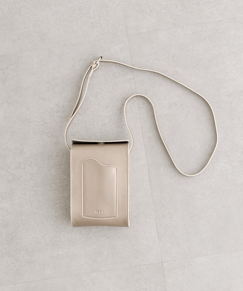 loti(ロティ)の「loti ビーンズポケットショルダー(ショルダーバッグ・レディース・ゴールド/オフホワイト/ブラック・ONE SIZE)」の4枚目の写真