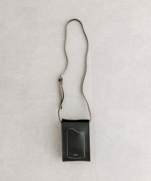 loti(ロティ)の「loti ビーンズポケットショルダー(ショルダーバッグ・レディース・ゴールド/オフホワイト/ブラック・ONE SIZE)」の8枚目の写真