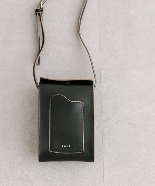loti(ロティ)の「loti ビーンズポケットショルダー(ショルダーバッグ・レディース・ゴールド/オフホワイト/ブラック・ONE SIZE)」の10枚目の写真