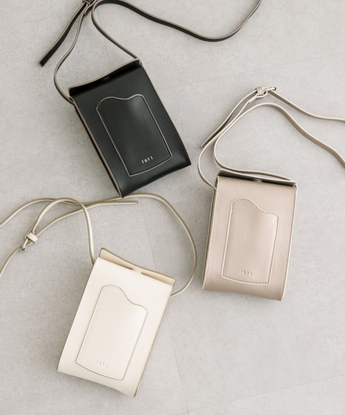 loti(ロティ)の「loti ビーンズポケットショルダー(ショルダーバッグ・レディース・ゴールド/オフホワイト/ブラック・ONE SIZE)」の7枚目の写真