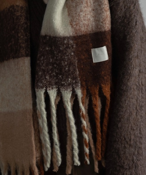Amiur（エミレ）の「bulky volume fringe muffler（マフラー・レディース・チェック/ベージュ/アイボリー/ブルー/ピンク系その他・FREE）」の12枚目の写真