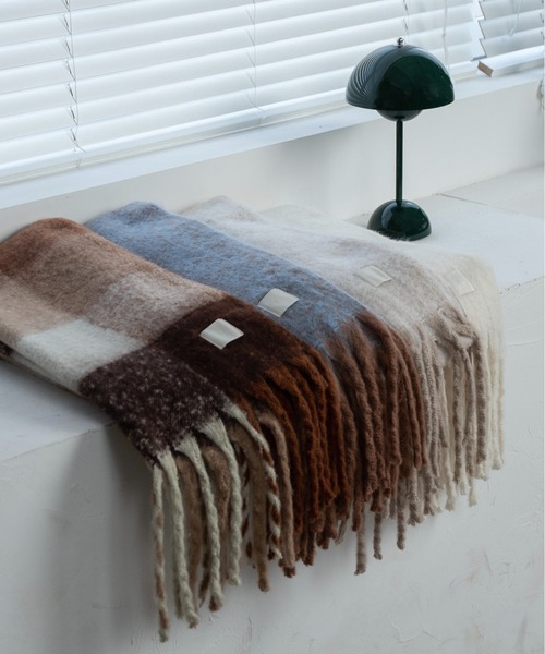 Amiur（エミレ）の「bulky volume fringe muffler（マフラー・レディース・チェック/ベージュ/アイボリー/ブルー/ピンク系その他・FREE）」の13枚目の写真