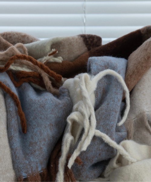 Amiur（エミレ）の「bulky volume fringe muffler（マフラー・レディース・チェック/ベージュ/アイボリー/ブルー/ピンク系その他・FREE）」の10枚目の写真