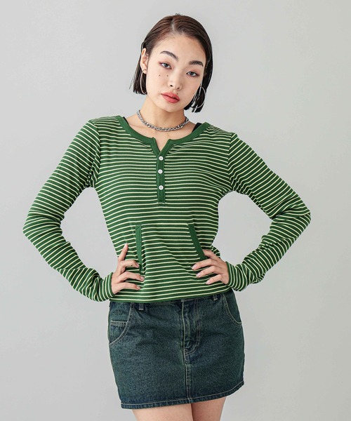 X-girl（エックスガール）の「STRIPED FITTED TOP（Tシャツ/カットソー・レディース・ブラウン/グリーン/ブラック・M/S）」の3枚目の写真